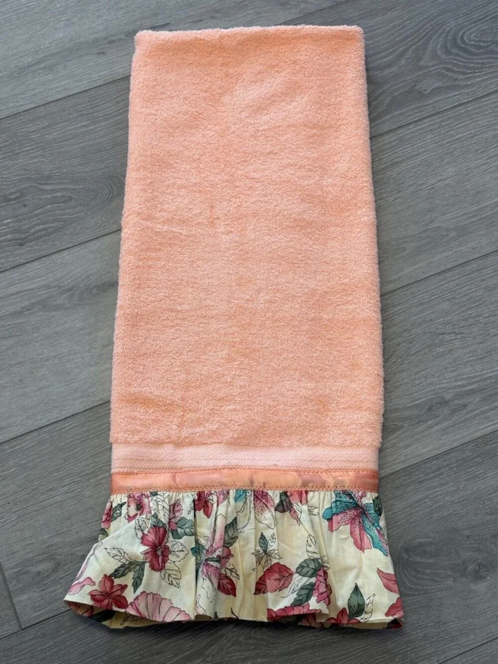 Vintage Cannon Bath Towel- Peach with Ruffle Floral Trim